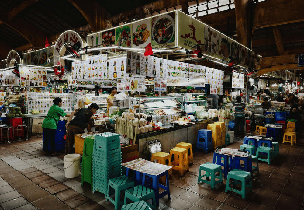 From fresh seafood to sizzling banh xeo, the market's food court is a must-visit for anyone craving authentic Vietnamese flavors (Source: Pexels)